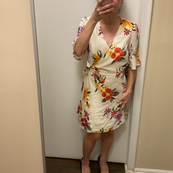 Old Navy Dresses & Skirts - Old Navy flower print wrap dress